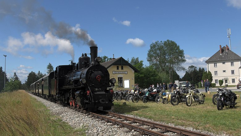 Dampfzug mit Moped- und Motorräder-Oldtimern, © NÖVOG/knipserl.at