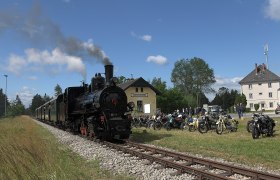 Dampfzug mit Moped- und Motorräder-Oldtimern, © NÖVOG/knipserl.at