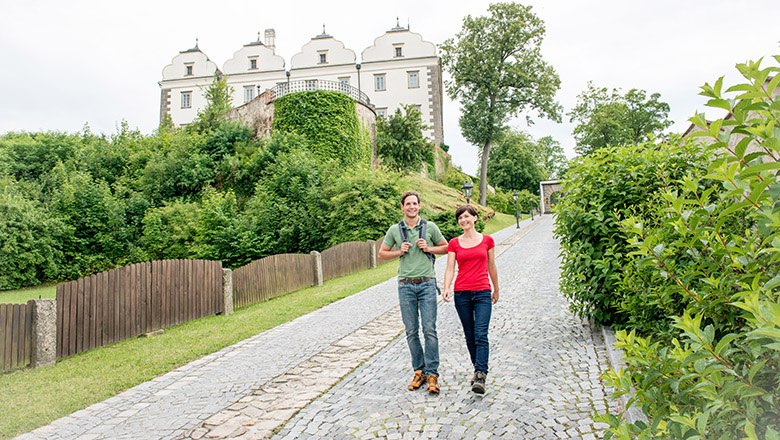 Mann und Frau gehen Weg hinunter vom Schluss in die Stadt