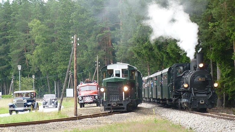 Oldtimer auf Straße und Schiene, © Böhmer